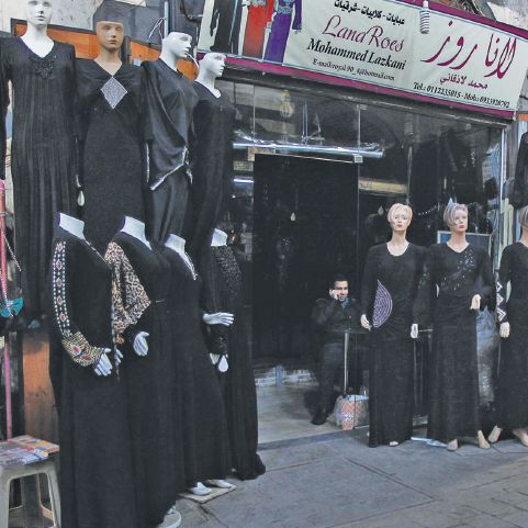صباح دمشقي, ضحى العاشور,Duha Ashour,واجهة محل ملابس سوق مدحت باشا